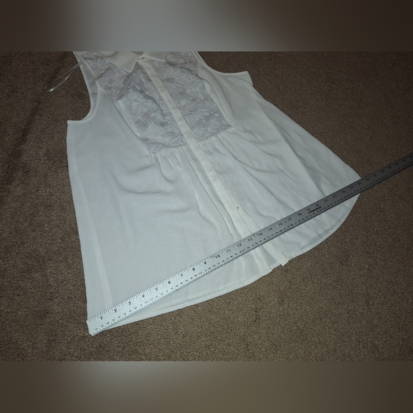 NWOT/ VINCE CAMUTO / WHITE/ MEDIUM/ SLEEVELESS BLOUSE WITH LACE DESIGN - Picture 8 of 10